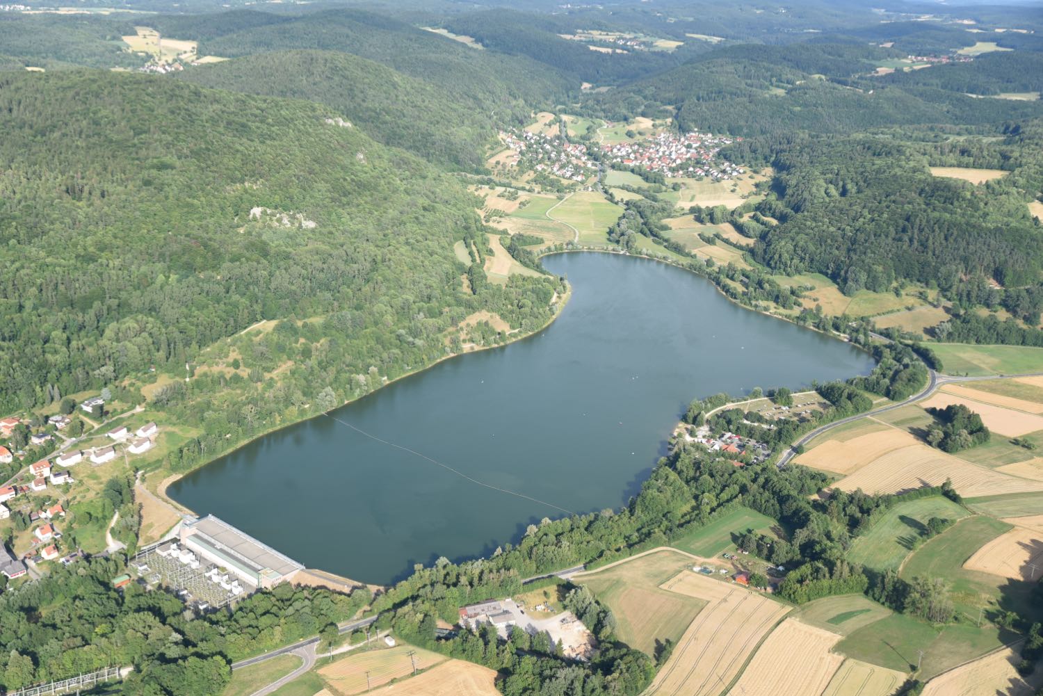 Grüne Hügellandschaft des Oberpfälzer Jura rund um Berg bei Neumarkt